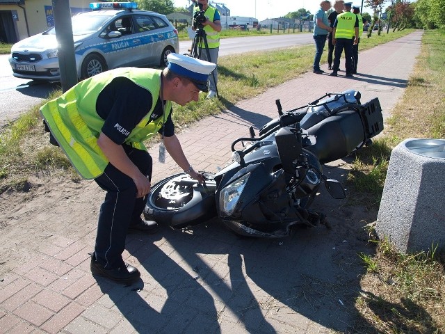 W piątek na ul. Połczyńskiej w Białogardzie doszło do wypadku drogowego z udziałem auta osobowego oraz motocykla.Jak udało nam się ustalić na miejscu zdarzenia, mężczyzna kierujący Skodą jadąc od centrum podczas wykonywania manewru skrętu w lewo w ul. Gdyńską nie ustąpił pierwszeństwa przejazdu prawidłowo jadącemu od Połczyna Zdroju na wprost kierowcy motocykla. Doszło do zderzenia pojazdów, w wyniku którego kierowca jednośladu stracił panowanie nad pojazdem i wypadł z drogi. Poszkodowany w tym zdarzeniu mężczyzna, kierowca motocykla to 45 letni funkcjonariusz policji z Koszalina, mężczyzna z obrażeniami ciała trafił do szpitala w Koszalinie.Jak powiedział nam rzecznik prasowy KPP Białogard mł. asp. Adam Szyperski kierowca osobowej Skody to 24 letni obywatel Ukrainy, mężczyzna posiadał uprawnienia do kierowania pojazdami, obaj kierujący byli trzeźwi. 24 latek został zatrzymany w trybie przyspieszonym i trafił do policyjnego aresztu ponieważ nie posiada on stałego adresu zameldowania na terenie naszego kraju. Niebawem stanie przed sądem gdzie usłyszy zarzuty i odpowie za swój czyn.