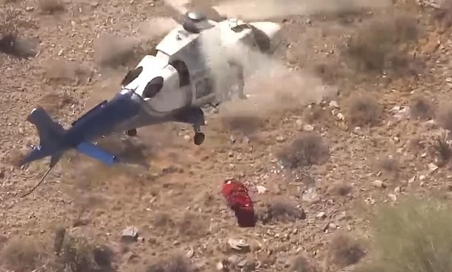 W sieci pojawiło się przerażające wideo z akcji ratunkowej na górze Piestewa Peak w Arizonie (USA). Po ranną 74-letnią turystkę, która spadła wcześniej ze skały, przyleciał helikopter. Kobieta została umieszczona w noszach doczepionych do maszyny aby jak najszybciej przetransportować ją się do szpitala. Niestety podczas wciągania liny na pokład helikoptera nagle nosze zaczęły się bardzo szybko obracać. Niekontrolowana szybkość wirowania noszy mogłaby wystraszyć niejednego wielbiciela ekstremalnych karuzeli. Po dłuższym czasie kiedy kobieta zawieszona na linie nie zatrzymywała się, postanowiono opuścić ją i powtórzyć manewr od początku. Jak podały media kobieta nie doznała dodatkowych obrażeń. Patrząc jednak na wideo z tego zdarzenia aż włos jeży się na głowie. To musiało być przerażające przeżycie dla 74-letniej kobiety.ZOBACZ WIDEO Z AKCJI RATUNKOWEJ - KLIKNIJ DALEJ
