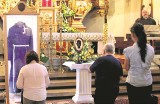 Sądeczanie modlili się przy habicie Ojca Pio