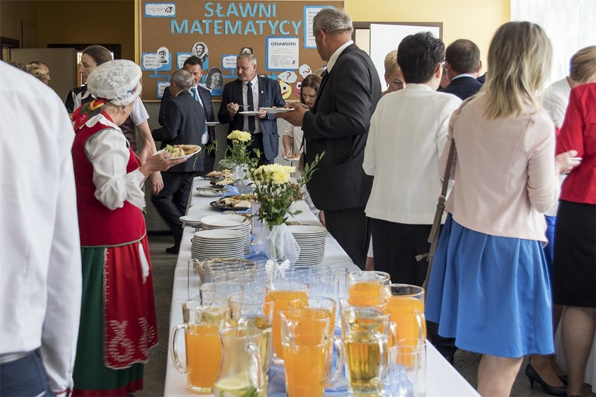 Niepubliczna szkoła podstawowa w Pocierzynie otrzymała imię Świętego Jana Pawła II. Z tej okazji skomponowali szkolny hymn 