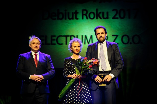 Nagrodę za Debiut Roku dla firmy Electrum odebrała Marta Popławska oraz Marcin Bartnicki. Na zdjęciu z Jarosławem Jabłońskim (z lewej), redaktorem naczelnym "Kuriera Porannego"