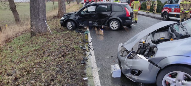 Do groźnego wypadku doszło w czwartek, 3 lutego, w godzinach popołudniowych. W Kamieniu Małym na drodze wojewódzkiej nr 132 doszło do zderzenia dwóch samochodów osobowych.Siła uderzenia była bardzo duża. Zarówno osobowy renault, jak i opel, zostały mocno rozbite. W wyniku wypadku poszkodowana została około 60-letnia kobieta. Na miejsce wezwano pięć zastępów straży pożarnej, pogotowie i policję. Droga wojewódzka nr 132 w miejscu zdarzenia jest obecnie zablokowana.