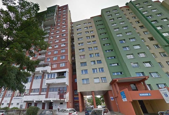 Budynek przy ulicy Drzewieckiego 24 na Gądowie Małym (wyższy, po lewej stronie zdjęcia)