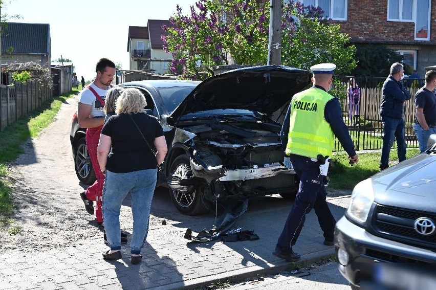 Wypadek w Mójczy. Potrójna kraksa z udziałem luksusowych samochodów - bmw, mercedesa i seata, jedna osoba w szpitalu