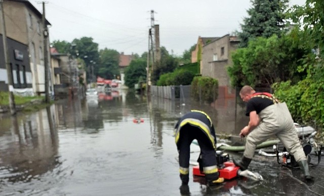 Wielka woda zalała domy w Czerwionce-Leszczynach. Skutki powodzi usuwa straz pożarna.