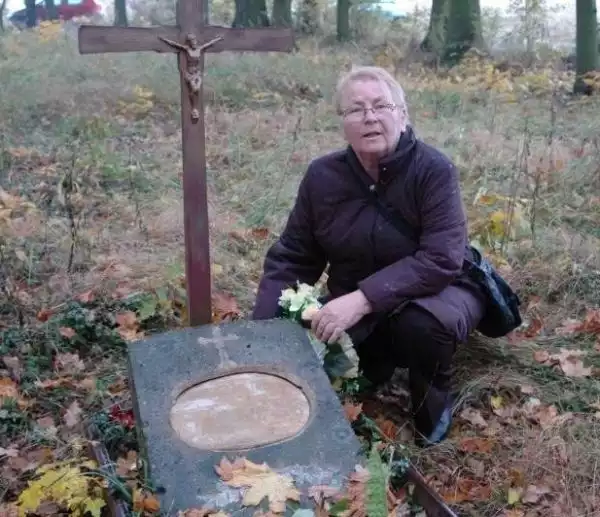 Słynna śląska Karolinka spoczywa właśnie na cmentarzu w Bzinicy Nowej. Naprawdę nazywała się Karoline Kleinert. Jej grobem opiekuje się wnuczka Elfryda Zając.