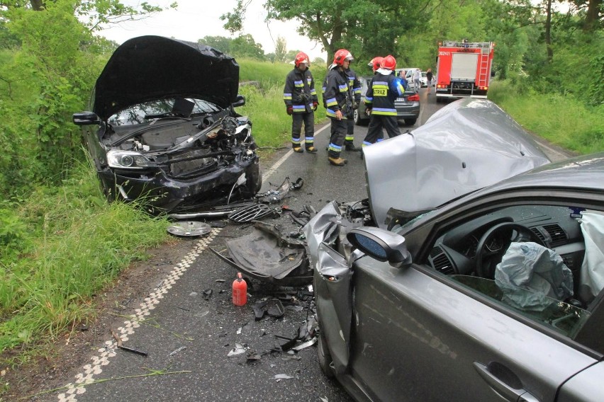 Wypadek koło Radomska. Zderzenie dwóch samochodów. Śmierć 22-letniego kierowcy po czołowym zderzeniu 