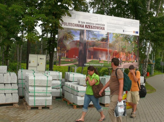 Na skrzyżowaniu ulic Hutniczej i Kwiatkowskiego ma powstać siedziba Wydziału Budowy Maszyn i Lotnictwa Politechniki Rzeszowskiej, o czym informuje rysunek na wielkiej planszy.