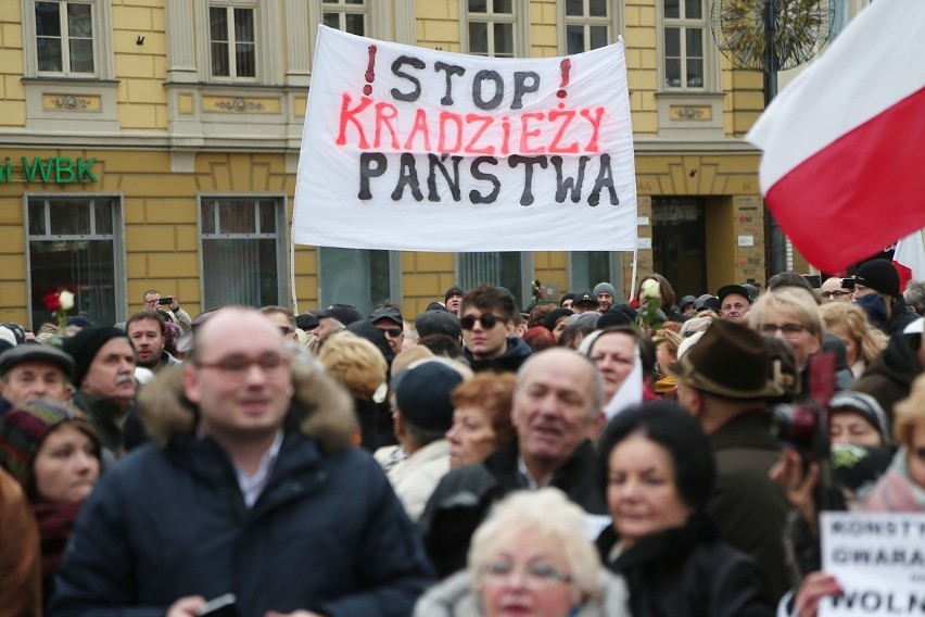 Wrocławianie w obronie demokracji. Ponad 2 tysiące osób na pl. Solnym