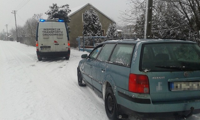 Kierujący volkswagenem w Karolewie porzucił samochód i zaczął uciekać pieszo. Został zatrzymany przez inspektora transportu drogowego i przekazany policji.