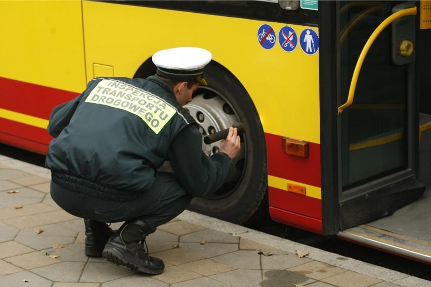 Policjanci podkreślają, że autobusy muszą być sprawne w stu...