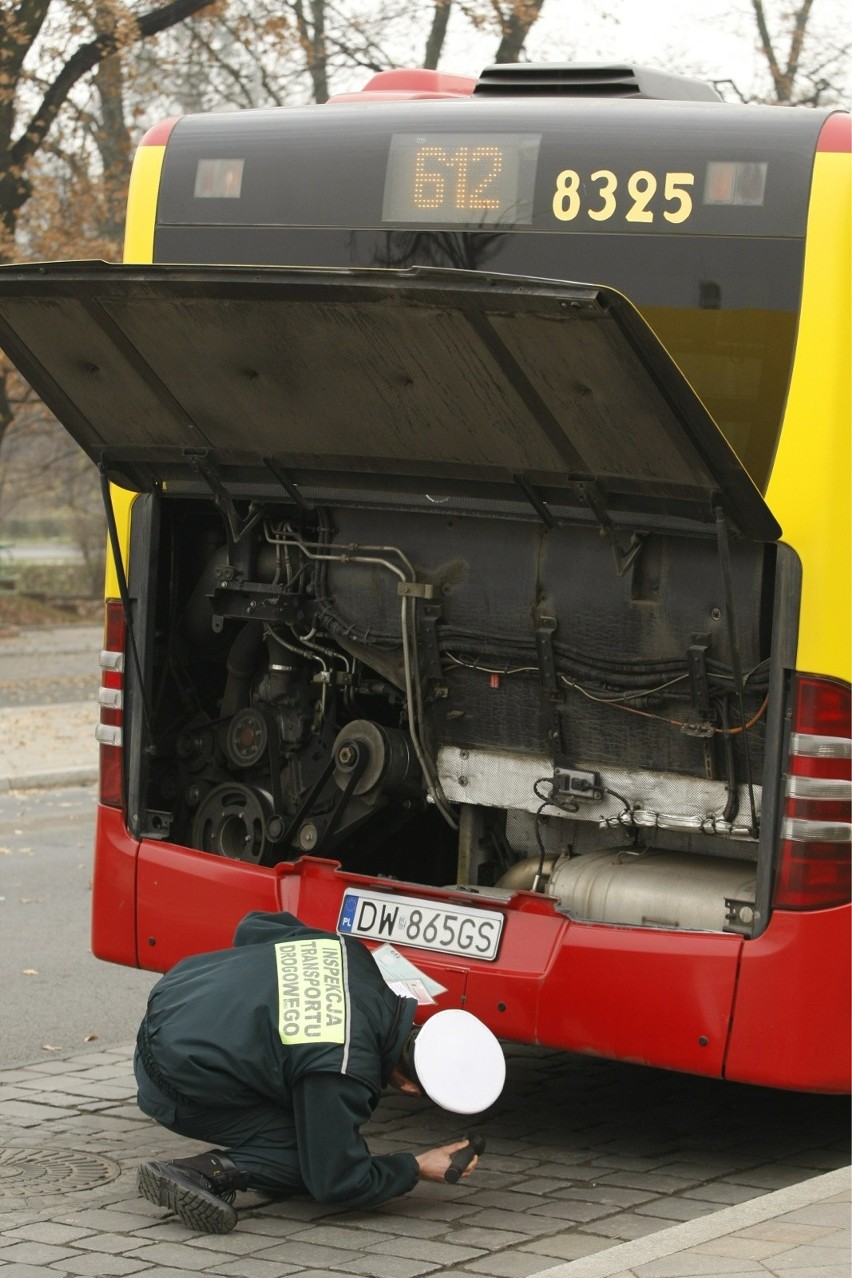 Policjanci podkreślają, że autobusy muszą być sprawne w stu...