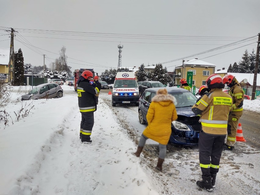 Wypadek w Chełmcu, Brzeznej i Wielogłowach. Wciąż utrzymują się złe warunki na drogach [ZDJĘCIA]