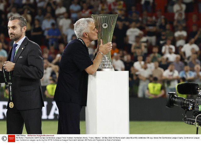 Jose Mourinho całuje swoje czwarte trofeum w Europie w piątym zwycięskim finale