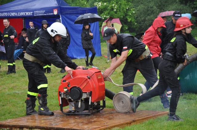 Mimo deszczowej pogody druhny i druhowie z Ochotniczych Straży Pożarnych, ze sportowym zacięciem wzięli udział w pożarniczych potyczkach.