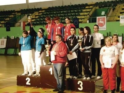 Łuczniczki Kmity (w czarnych strojach) na trzecim stopniu podium Fot ARCHIWUM KLUBU