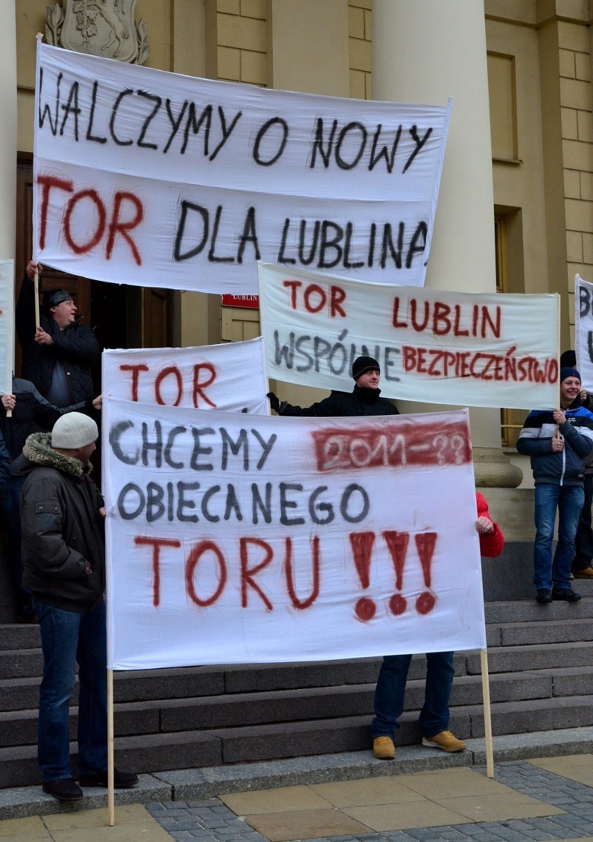 Sesja Rady Miasta Lublin: Walczą o nowy tor w Lublinie, przyszli z transparentami