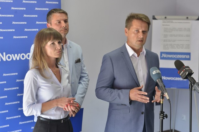 Ekipę rządzącą obecnie w radomskim magistracie skrytykowali (od lewej): Katarzyna Kalinowska, Marcin Hetman i Wojciech Bernat.