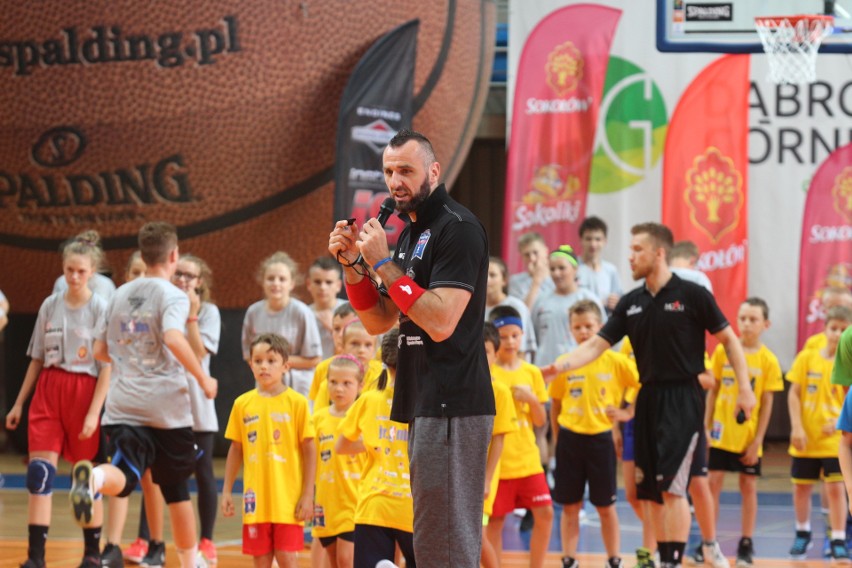 Marcin Gortat trenuje dzieci na Marcin Gortat Camp w...