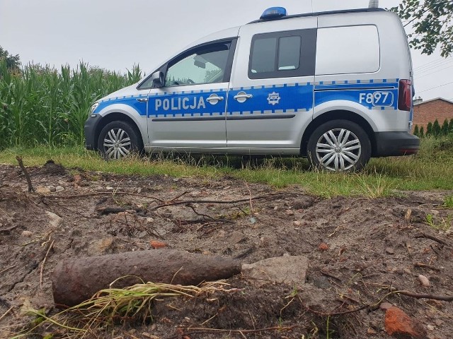 Po odkryciu pocisku mieszkaniec gminy Dłutów wezwał policjantów z Pabianic, którzy zabezpieczyli miejsce groźnego znaleziska i czuwali, aby nikt tam nie zaglądał.