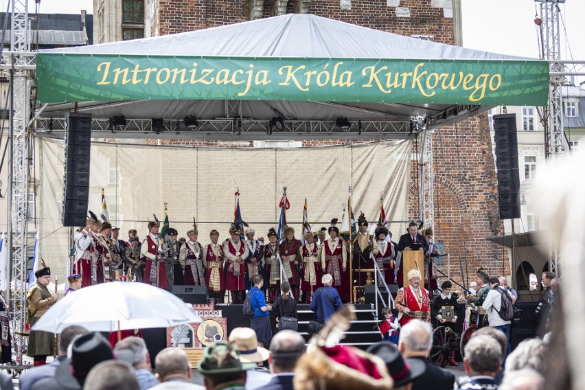 Intronizacja króla kurkowego w Krakowie. Barwny spektakl ze srebrnym kurem na Rynku Głównym. To jedna z najstarszych krakowskich tradycji 