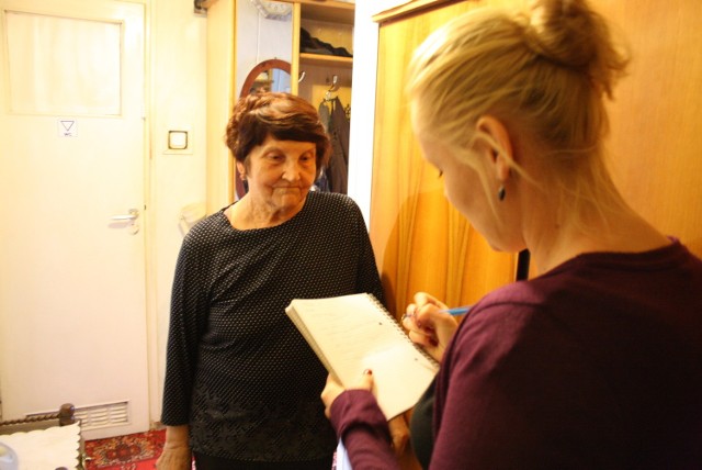 Blandyna Mrozińska, mieszkanka z bloku  przy ul. Więźniów Oświęcimia, jako jedyna poprosiła nas o legitymacje służbowe. Przekonuje, że gdyby nie to, że syn był w domu, rozmawiałaby przez drzwi