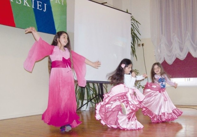 W Szkole Podstawowej nr 2 w Ełku obchodzono dzień kultury romskiej. Na scenie zaprezentowała się Nikolina (z lewej) oraz Nikola i Mercedes.