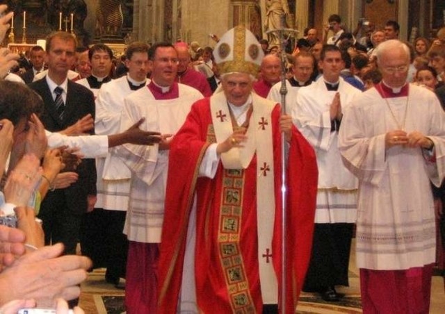 Benedykt XVI jest pierwszym od siedmiuset lat papieżem, który sam zrezygnował ze stanowiska. Przewodził Kościołowi niecałe osiem lat.