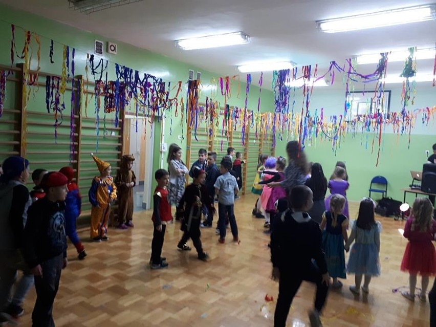 Karnawałowy bal przebierańców w Szkole Podstawowej w Januszowej [ZDJĘCIA]