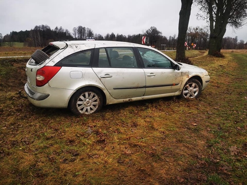 Horodnianka. Wypadek na DK8 - dachowanie renault. Kierująca trafiła do szpitala [ZDJĘCIA] 