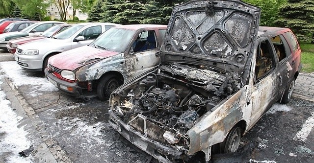 Spalone samochody na ul. Braci Gierymskich w Słupsku