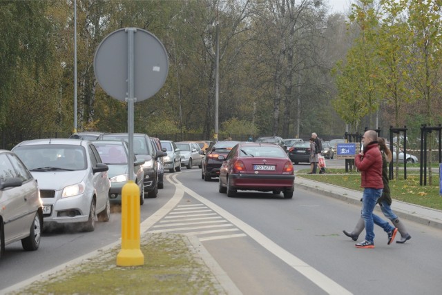 Kierowcy jadący na cmentarze muszą liczyć się z dużymi korkami