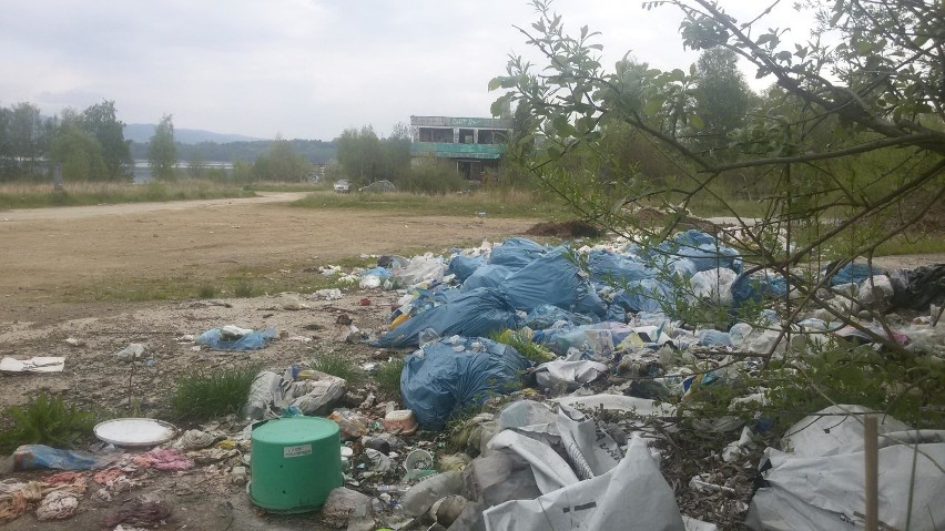 Potężne dzikie wysypisko śmieci powstaje na brzegu Jeziora Żywieckiego ZDJĘCIA