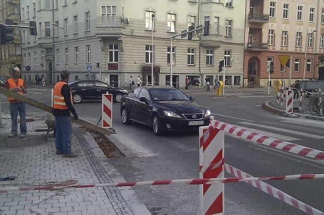 Utrudnienia związane z budową ronda nie powinny potrwać dłużej jak do końca listopada. Później ma być już tylko lepiej...