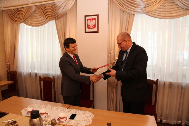 Tadeusz Tomasik, burmistrz gminy i miasta Przysucha (z lewej) powierzył Adamowi Pałganowi obowiązki zastępcy burmistrza. Nowy zastępca burmistrza rozpoczął tym samym urzędowanie w Przysusze.
