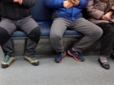 Oficjalny zakaz rozkraczania się w metrze i autobusach