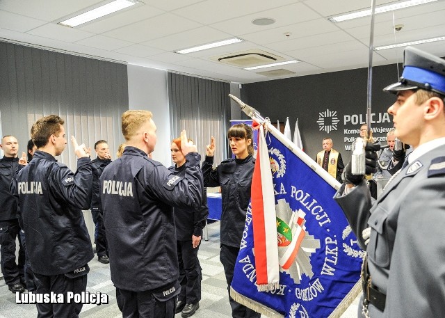 We wtorek (7 stycznia) 24 funkcjonariuszy złożyło ślubowanie na sztandar Komendy Wojewódzkiej Policji w Gorzowie Wlkp. Po zakończeniu szkolenia podstawowego będą służyć i zapewniać bezpieczeństwo mieszkańcom województwa lubuskiego.We wtorek w Komendzie Wojewódzkiej Policji w Gorzowie Wlkp. odbyła się wyjątkowa uroczystość dla 24 osób – 6 kobiet i 18 mężczyzn, którzy od teraz będą pełnić służbę w lubuskiej policji. Młodzi funkcjonariusze złożyli uroczyste ślubowanie na sztandar. Słowa roty przysięgi wypowiadali z dumą i wzruszeniem, bowiem od tej chwili stali się policjantami. Dla wszystkich ślubowanie było zwieńczeniem wielu starań i spełnieniem zawodowych marzeń, a równocześnie początkiem niezwykłej, policyjnej drogi.Słowa powitania do nowo przyjętych funkcjonariuszy skierował I Zastępca Komendanta Wojewódzkiego Policji w Gorzowie Wlkp., mł. insp. Bogdan Piotrowski: „Od dziś będziecie służyć narodowi, chronić porządek prawny Rzeczypospolitej, strzec bezpieczeństwa oraz przestrzegać prawa, dyscypliny i zasad etyki zawodowej. Wykonujcie swoje obowiązki tak, aby nie zawieść pokładanych w Was nadziei, by zasłużyć na szacunek społeczeństwa i przełożonych. Jestem przekonany, że kierując się uczciwością, odwagą i ofiarnością będziecie wzmacniać, rozwijać i aktywnie współtworzyć lubuską Policję”.Uroczystość ślubowania zgromadziła kadrę kierowniczą lubuskiej policji. Wziął w niej udział również p.o. Wojewody Lubuskiego, Wojciech Perczak, który życzył satysfakcji, sukcesów i profesjonalizmu podczas wykonywania zadań służbowych. Zwrócił się także do rodzin policjantów z prośbą o wspieranie ich podczas całej policyjnej misji, która jest piękna, ale i niezwykle trudna. Nowo przyjęci policjanci już za kilka dni rozpoczną sześciomiesięczne szkolenie podstawowe w jednej ze szkół policji, które przygotuje ich do pełnienia służby policyjnej na rzecz Lubuszan.