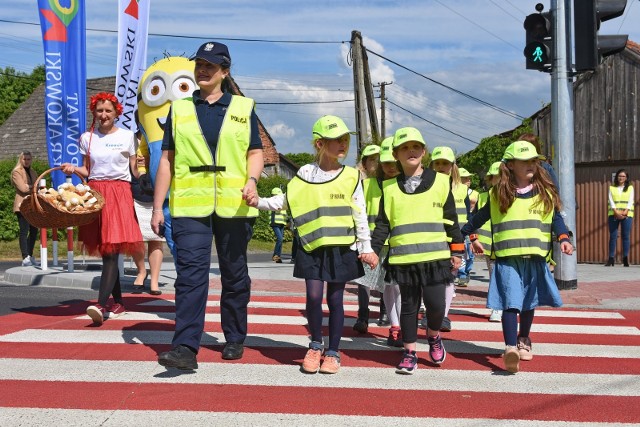 Dzieci ze szkoły w Konarach na nowym przejściu dla pieszych powstałym na drodze powiatowej