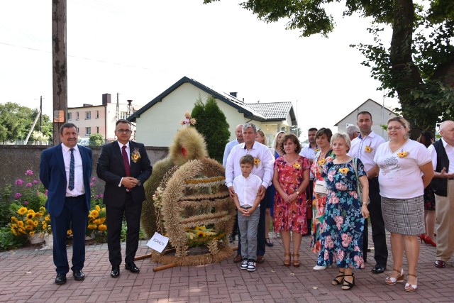 Burmistrz Marek Staniek wraz z wiceprzewodniczącym Rady Miejskiej Cezarym Miśkiewiczem z mieszkańcami sołectwa Borków, którzy przygotowali piękny wieniec dożynkowy.