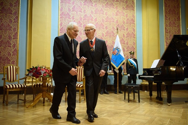 Dzisiaj w Dworze Artusa podczas uroczystej sesji tytuł Honorowego Obywatela Miasta Torunia otrzymał astronom profesor Jan Hanasz, natomiast Medalem „Za zasługi dla Miasta Torunia” na wstędze odznaczony został historyk profesor Ryszard Sudziński. Jak co roku, podczas uroczystej sesji Rady Miasta Torunia przyznawany jest tytuł „Ambasadora Toruńskiej Turystyki”. W tym roku otrzymało go Centrum Popularyzacji Kosmosu Planetarium Toruń. Sesja zakończyła się uroczystym toastem noworocznym