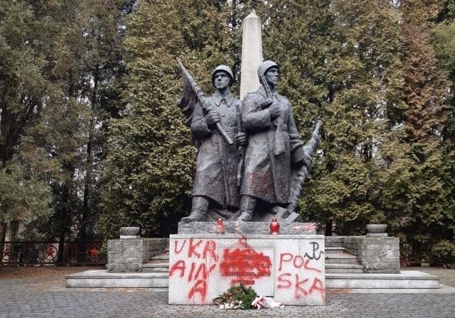 W Parku Kościuszki w Katowicach zniszczono pomniki żołnierzy radzieckich.