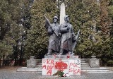 Zniszczone pomniki żołnierzy Armii Czerwonej w Katowicach. Proboszcz katowickiej parafii pw. św. Michała Archanioła: "To niedopuszczalne"