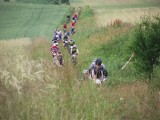 Rowerzyści MTB na górskim etapie w Szydłowcu