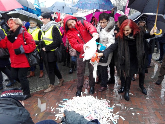 Lubuscy nauczyciele protestują przed Sejmem. Usypali kopiec z kredy dla minister edukacji.