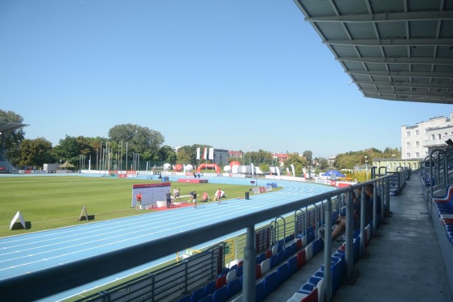 Na stadionie Miejskiego Ośrodka Sportu i Rekreacji trwają ostatnie przygotowania przed rozpoczęciem 95.PZLA Mistrzostw Polski w lekkiej atletyce.