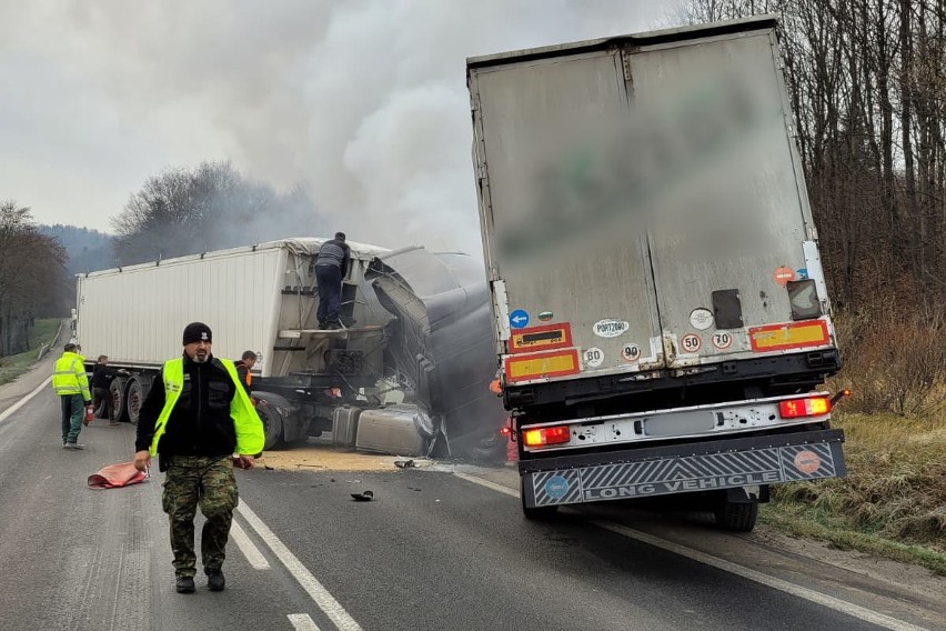 Zderzenie ciężarówek na krajowej 19 w Lipowicy. Jeden pojazd stanął w płomieniach. Dwie osoby ranne