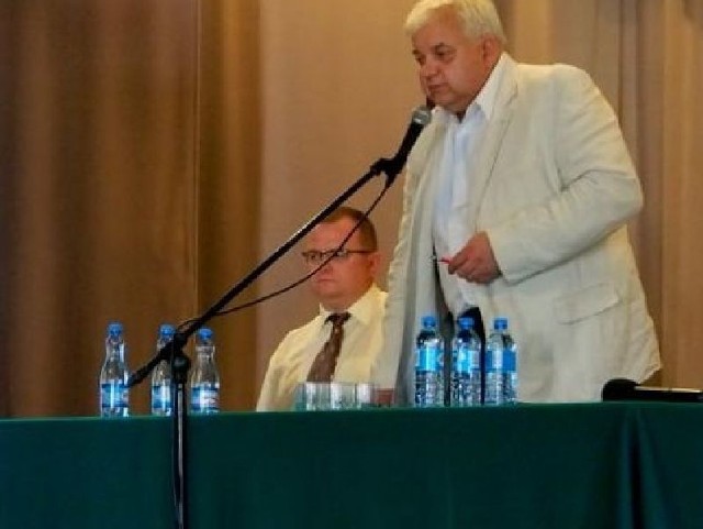 Romuald Garczewski burmistrz Staszowa zachęcał zebranych do włączenia się w prace. Obok niego Paweł Walczyszyn, który ma sporządzić dla Staszowa strategię rozwoju na najbliższe dziesięciolecie.