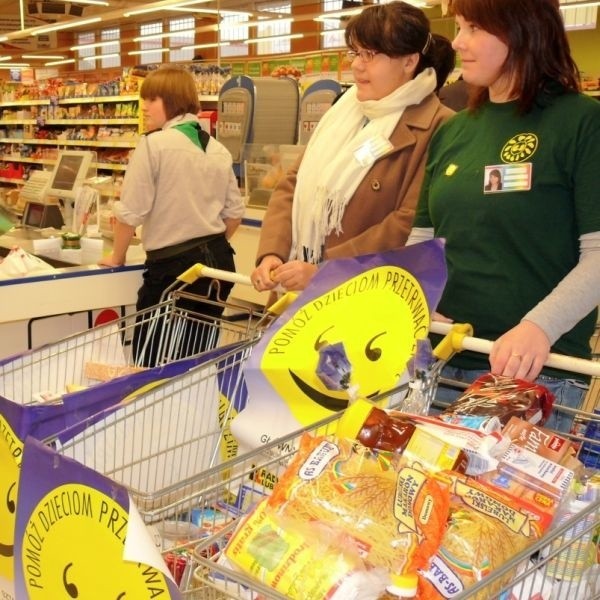 Akcja zbierania żywności dla dzieci w supermarkecie w Stalowej Woli.