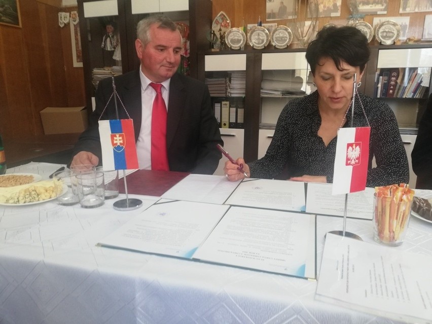 Podpisana nowa umowa o współpracy gminy Zabierzów ze słowacką gminą  Hruštin