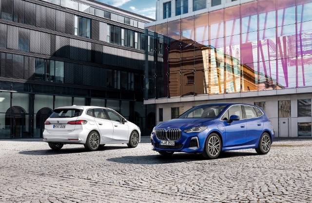 BMW Serii 2 Active Tourer Na początku sprzedaży w lutym 2022 r. dostępne będą cztery warianty z napędem przednim i silnikami o mocy od 136 Km do 218 KM. Konstrukcja pojazdu produkowanego w zakładach BMW Group w Lipsku jest przystosowana zarówno do silników spalinowych, jak i do zelektryfikowanych układów napędowych. Kilka miesięcy po debiucie do gamy dołączą dwa modele hybrydowe plug-in.Fot. BMW